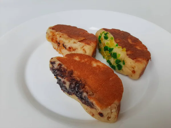 Pukis Pancake Tradizionale Indonesiano Con Vari Condimenti Sul Piatto Bianco — Foto Stock