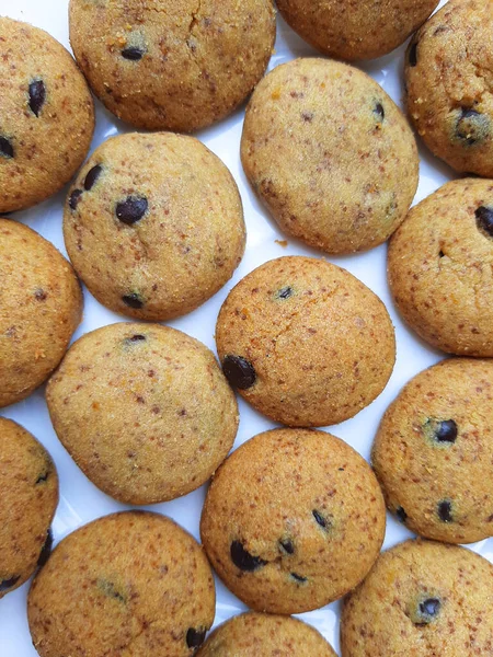 Zelfgemaakte Chocoladekoekjes Geïsoleerd Witte Achtergrond — Stockfoto