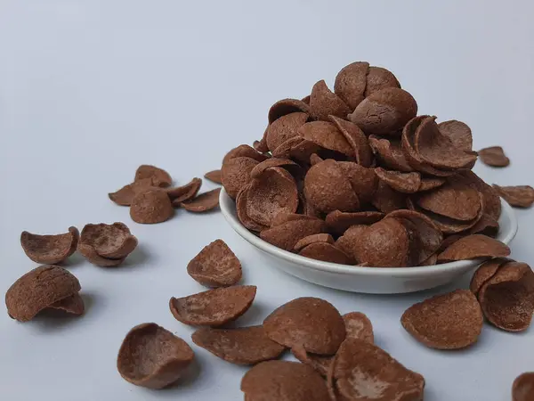 Kakao Gevreği Mısır Gevreği Küçük Bir Tabakta Beyaz Arkaplanda Izole — Stok fotoğraf