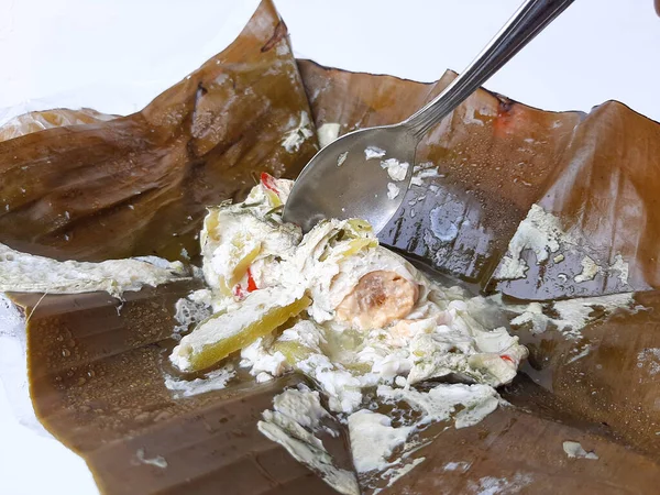 Botok Telur Asin Indonezyjskie Jedzenie Wykonane Rozdrobnionego Mięsa Kokosowego Solonego — Zdjęcie stockowe