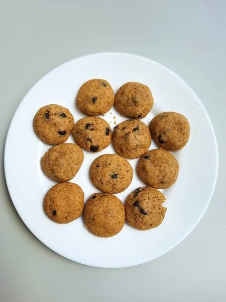 Biscuits Maison Aux Pépites Chocolat Isolé Fond Blanc — Photo