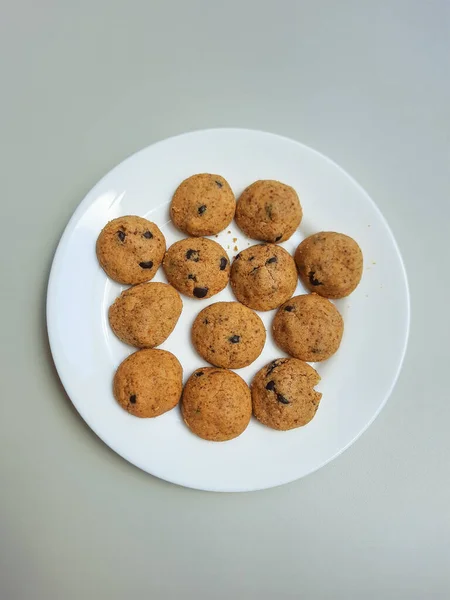 Biscuits Maison Aux Pépites Chocolat Isolé Fond Blanc — Photo