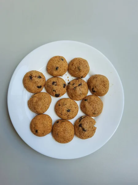 Biscuits Maison Aux Pépites Chocolat Isolé Fond Blanc — Photo