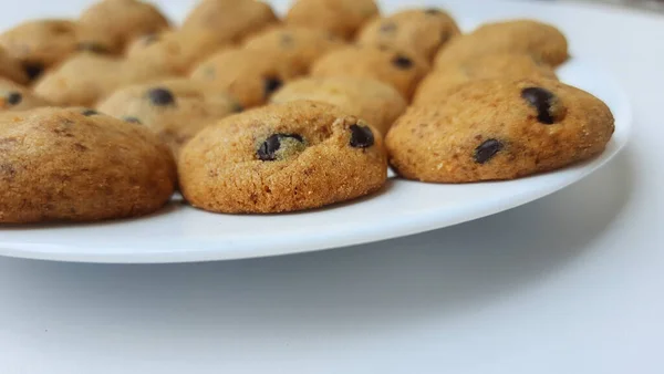 Zelfgemaakte Chocoladekoekjes Geïsoleerd Witte Achtergrond — Stockfoto