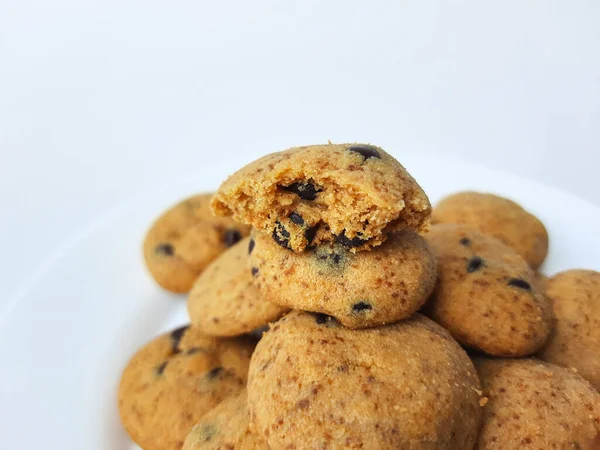 Zelfgemaakte Chocoladekoekjes Geïsoleerd Witte Achtergrond — Stockfoto