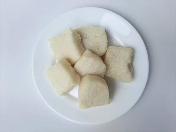Jadah Ketan是来自印度尼西亚的一种传统小吃 用糯米和烤椰子做的 通常用作茶点 在白色的盘子里 与白色的背景隔离 — 图库照片
