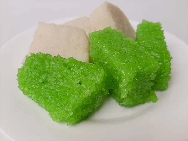Jadah Ketan Weiß Und Wajik Ketan Grün Zwei Traditionelle Snacks — Stockfoto