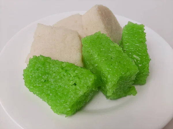 Jadah Ketan Weiß Und Wajik Ketan Grün Zwei Traditionelle Snacks — Stockfoto