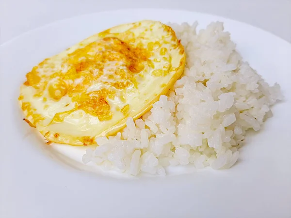 白の背景に隔離された白いプレート上に 白いご飯と一緒に提供し 揚げ卵や調理過剰な日当たりの良い側アップ — ストック写真