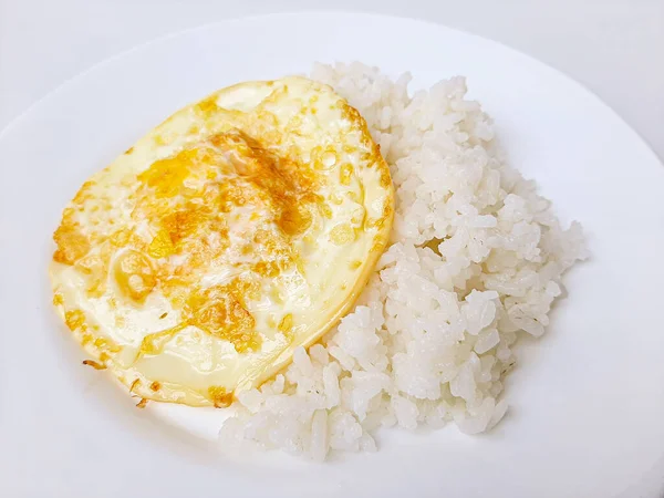 炒蛋或煮得过甜的一面 与白饭一起食用 放在白盘上 背景为白色 — 图库照片