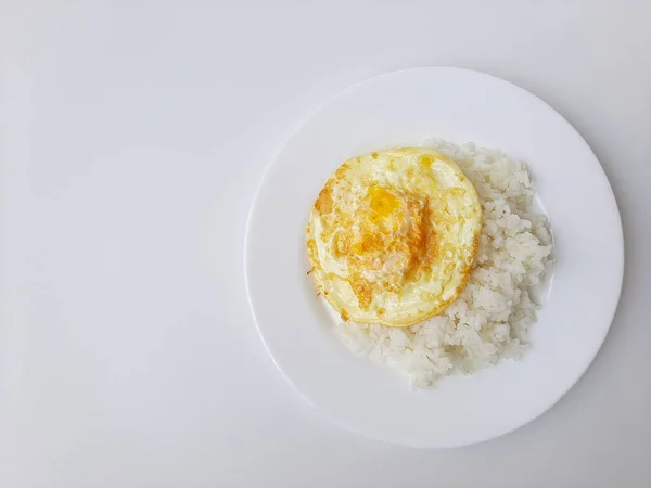 Kızarmış Yumurta Fazla Pişmiş Güneşte Pişmiş Beyaz Bir Tabakta Beyaz — Stok fotoğraf