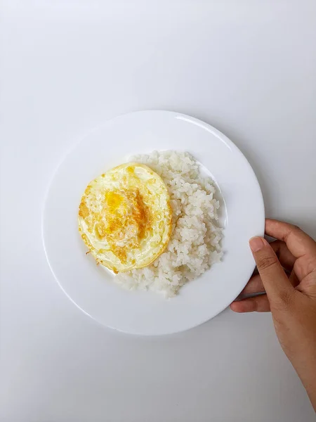 炒蛋或煮得过甜的一面 与白饭一起食用 放在白盘上 背景为白色 — 图库照片