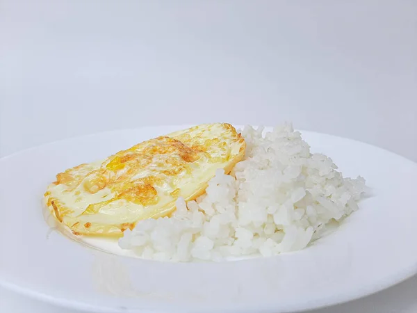 炒蛋或煮得过甜的一面 与白饭一起食用 放在白盘上 背景为白色 — 图库照片