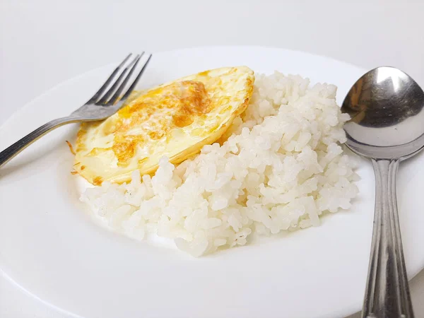 炒蛋或煮得过甜的一面 与白米一起食用 放在白盘上 在白色背景中隔离 平铺或顶部视图或头顶 — 图库照片