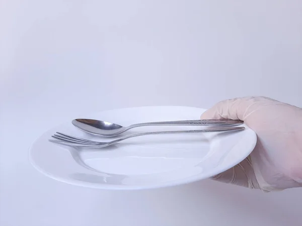 Una Mano Con Guante Látex Blanco Sostiene Una Cuchara Metal — Foto de Stock