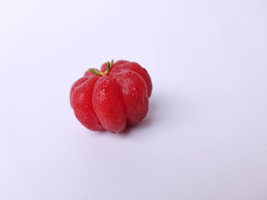 Eugenia Uniflora 'nın meyveleri, beyaz arka planda izole edilmiş.