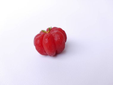 Eugenia Uniflora 'nın meyveleri, beyaz arka planda izole edilmiş.