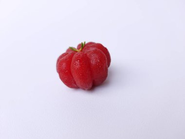 Eugenia Uniflora 'nın meyveleri, beyaz arka planda izole edilmiş.