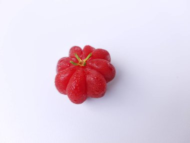 Eugenia Uniflora 'nın meyveleri, beyaz arka planda izole edilmiş.