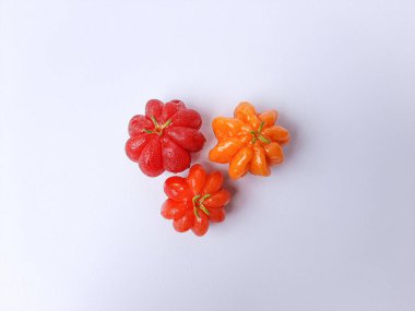 Eugenia Uniflora 'nın meyveleri, beyaz arka planda izole edilmiş.