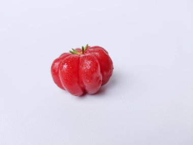 Eugenia Uniflora 'nın meyveleri, beyaz arka planda izole edilmiş.