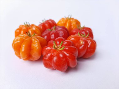 Eugenia Uniflora 'nın meyveleri, beyaz arka planda izole edilmiş.