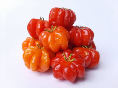 Eugenia Uniflora 'nın meyveleri, beyaz arka planda izole edilmiş.