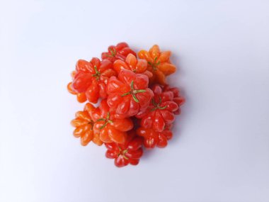 Eugenia Uniflora 'nın meyveleri, beyaz arka planda izole edilmiş.