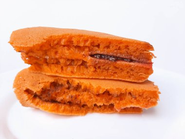 Semarang, Endonezya 'dan Kue Terang Bulan. Popüler sokak yemekleri, krepe benzer, çeşitli dolgulu (çikolata, çilek reçeli veya rafine şeker). Beyaz bir plaka üzerinde, beyaz arka planda izole edilmiş.