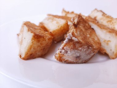 Gando, Endonezya 'dan geleneksel yemek. Kue Rangin veya kue pancong da denir. Pirinç unu, hindistan cevizi sütü, rendelenmiş hindistan cevizi ve tuzdan yapılmış. Beyaz bir plaka üzerinde, beyaz arka planda izole edilmiş.