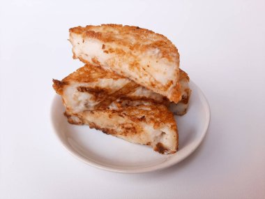 Gando, Endonezya 'dan geleneksel yemek. Kue Rangin veya kue pancong da denir. Pirinç unu, hindistan cevizi sütü, rendelenmiş hindistan cevizi ve tuzdan yapılmış. Beyaz bir plaka üzerinde, beyaz arka planda izole edilmiş.