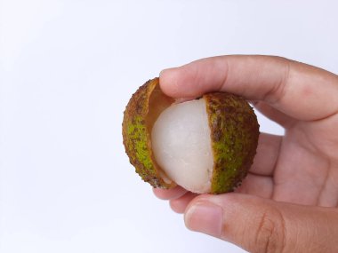 Beyaz arka planda izole edilmiş liçi meyveleri veya Litchi çingeneleri