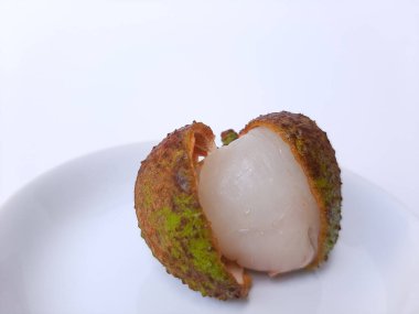 Beyaz arka planda izole edilmiş liçi meyveleri veya Litchi çingeneleri