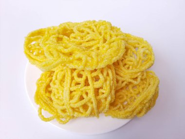 Kerupuk Mie Kuning ya da Endonezya 'dan Sarı Erişte Krakerleri. Tapyoka unu ve zerdeçal. Beyaz arkaplanda izole