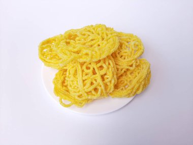 Kerupuk Mie Kuning ya da Endonezya 'dan Sarı Erişte Krakerleri. Tapyoka unu ve zerdeçal. Beyaz arkaplanda izole