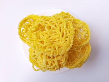 Kerupuk Mie Kuning ya da Endonezya 'dan Sarı Erişte Krakerleri. Tapyoka unu ve zerdeçal. Beyaz arkaplanda izole