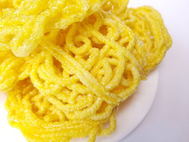 Kerupuk Mie Kuning ya da Endonezya 'dan Sarı Erişte Krakerleri. Tapyoka unu ve zerdeçal. Beyaz arkaplanda izole