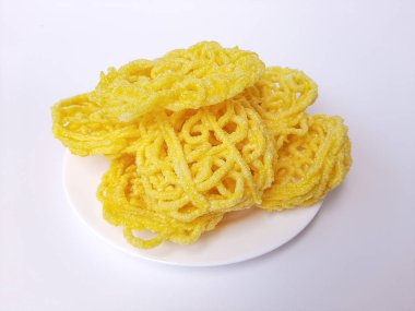 Kerupuk Mie Kuning ya da Endonezya 'dan Sarı Erişte Krakerleri. Tapyoka unu ve zerdeçal. Beyaz arkaplanda izole