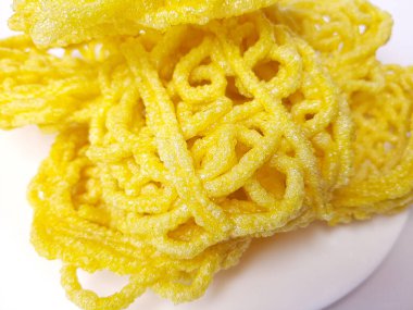 Kerupuk Mie Kuning ya da Endonezya 'dan Sarı Erişte Krakerleri. Tapyoka unu ve zerdeçal. Beyaz arkaplanda izole