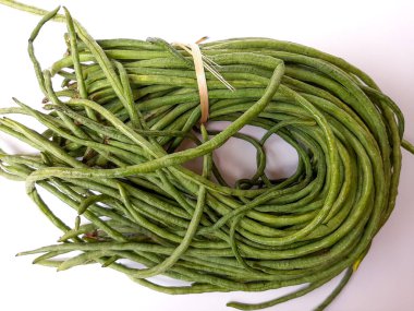 Bir demet Vigna unguiculata sesquipedalis ya da kuşkonmaz fasulyesi ya da fasulye. Beyaz arkaplanda izole