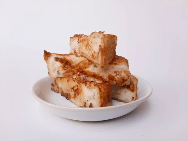 甘都士 来自印度尼西亚的传统食物 也称为Kue Rangin或Kue Pancong 由米粉 碎椰子和盐制成 在白色的盘子里 被白色的背景隔开 — 图库照片