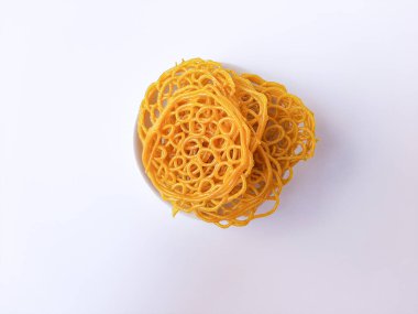 Kızarmadan önce Endonezya 'dan Kerupuk Mie Kuning veya Sarı Erişte Krakerleri. Tapyoka unu ve zerdeçal. Beyaz arkaplanda izole