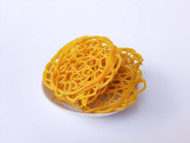 Kızarmadan önce Endonezya 'dan Kerupuk Mie Kuning veya Sarı Erişte Krakerleri. Tapyoka unu ve zerdeçal. Beyaz arkaplanda izole