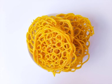 Kızarmadan önce Endonezya 'dan Kerupuk Mie Kuning veya Sarı Erişte Krakerleri. Tapyoka unu ve zerdeçal. Beyaz arkaplanda izole