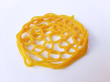 Kızarmadan önce Endonezya 'dan Kerupuk Mie Kuning veya Sarı Erişte Krakerleri. Tapyoka unu ve zerdeçal. Beyaz arkaplanda izole