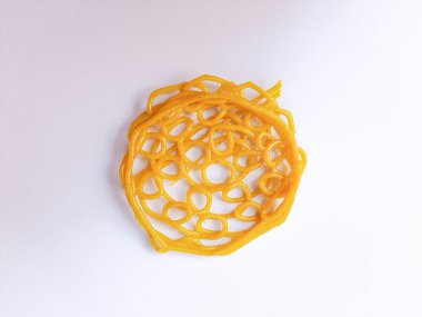 Kızarmadan önce Endonezya 'dan Kerupuk Mie Kuning veya Sarı Erişte Krakerleri. Tapyoka unu ve zerdeçal. Beyaz arkaplanda izole