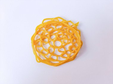 Kızarmadan önce Endonezya 'dan Kerupuk Mie Kuning veya Sarı Erişte Krakerleri. Tapyoka unu ve zerdeçal. Beyaz arkaplanda izole