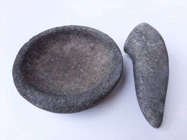 Taş havan ve tokmak, beyaz arkaplanda izole edilmiş.