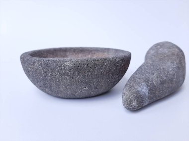 Taş havan ve tokmak, beyaz arkaplanda izole edilmiş.