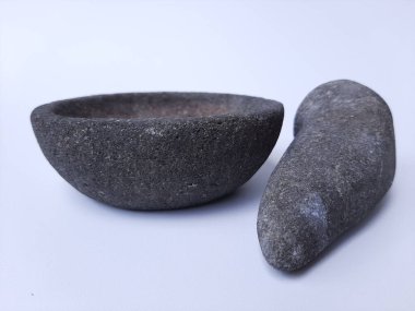 Taş havan ve tokmak, beyaz arkaplanda izole edilmiş.